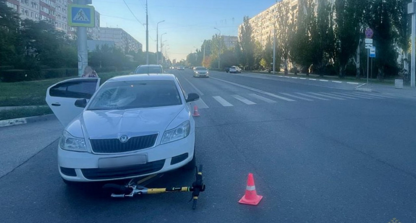 В Волгоградской области самокатчик попал под колёса Skoda Octavia на «зебре»: его доставили в больницу