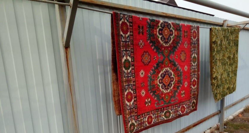 Вбил две палки — и обратная сторона забора заиграла новыми красками: гениальный лайфхак