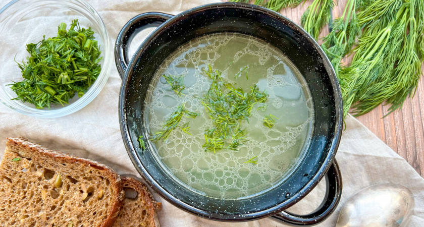 Вот почему в ресторанах куриный бульон прозрачный и насыщенный: узнала 2 хитрости — теперь готовлю только так