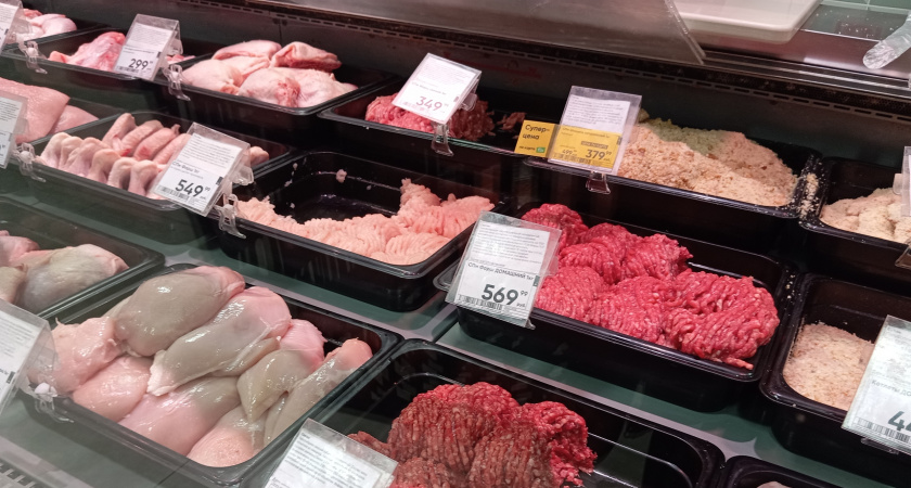 Продавщица в "Пятерочке" увидела, как я выбираю курицу — указала на 3 признака: теперь сходу определяю наколотое
