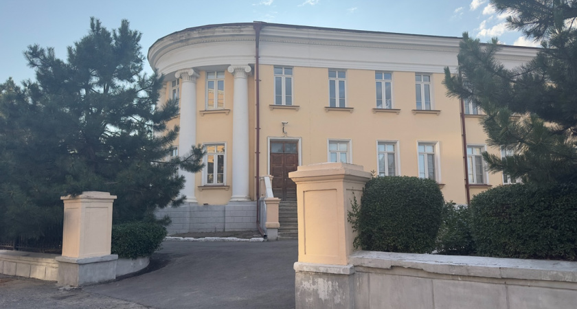 Инвалид-колясочник из Волгоградской области пожаловался следователям на состояние пандуса в поликлинике
