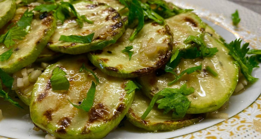 Кабачки по этому рецепту вкуснее шашлыка — домашние тарелки вылизывают и просят добавки