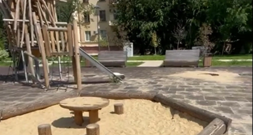 В Волгограде разрушается Сквер строителей, открытый два года назад