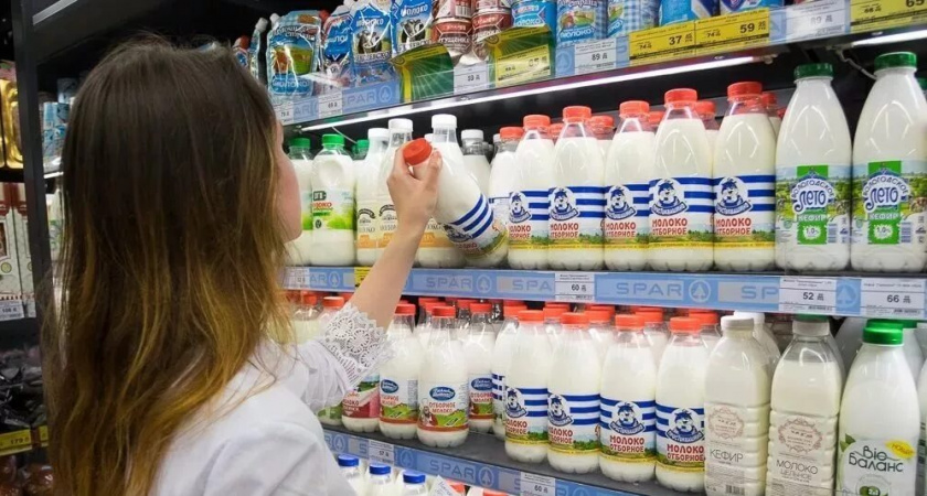 Подхожу к витрине с молоком и стучу по бутылке: раньше не понимала, зачем это делать — теперь даже не стесняюсь
