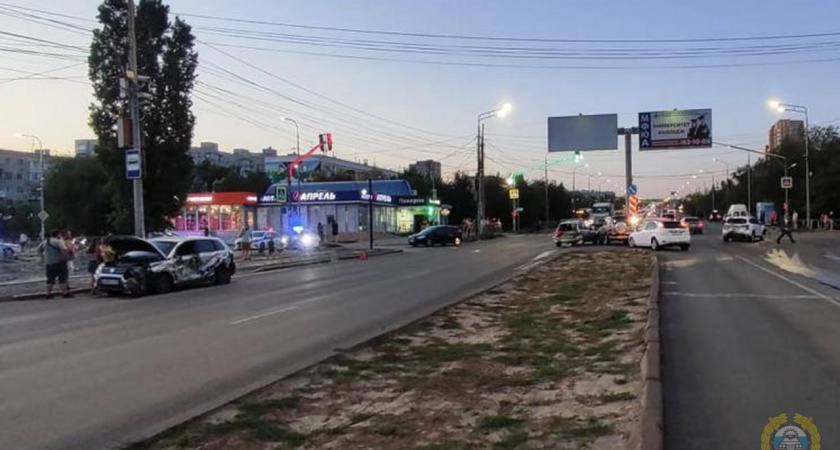 В Волгограде грузовик протаранил 7 машин: один человек в больнице