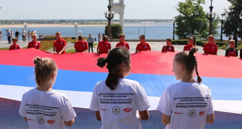 Сто метров триколора: в Волгограде отметили День государственного флага