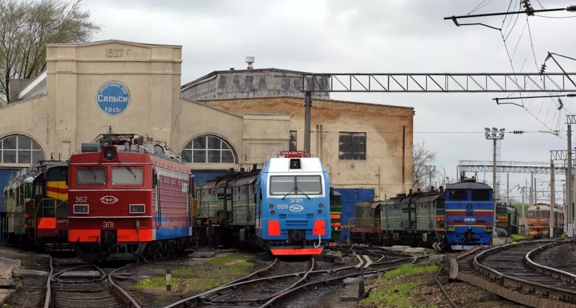 В Волгоградской области после атаки беспилотников начался пожар в здании депо