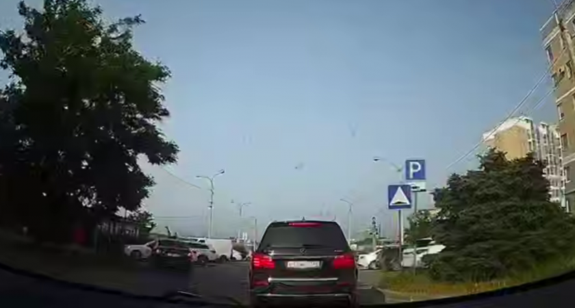 «Споткнулась о бордюр»: В Волгограде инспекторы ДПС устроили циничный подлог после серьезного ДТП