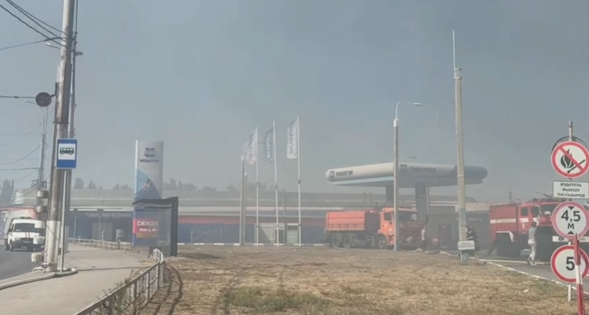 Волгоградцам дали указания из-за пожара на рынке "Национальный"