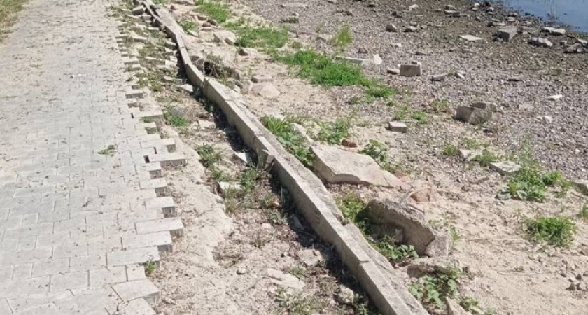 В Калаче-на-дону разрушается недавно обновленная набережная
