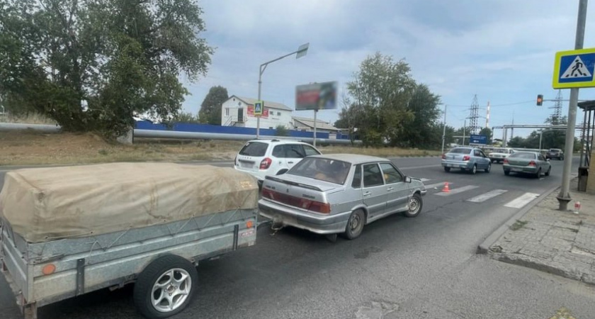 В Волжском «Ниссан» врезался в ВАЗ и отлетел на пешехода