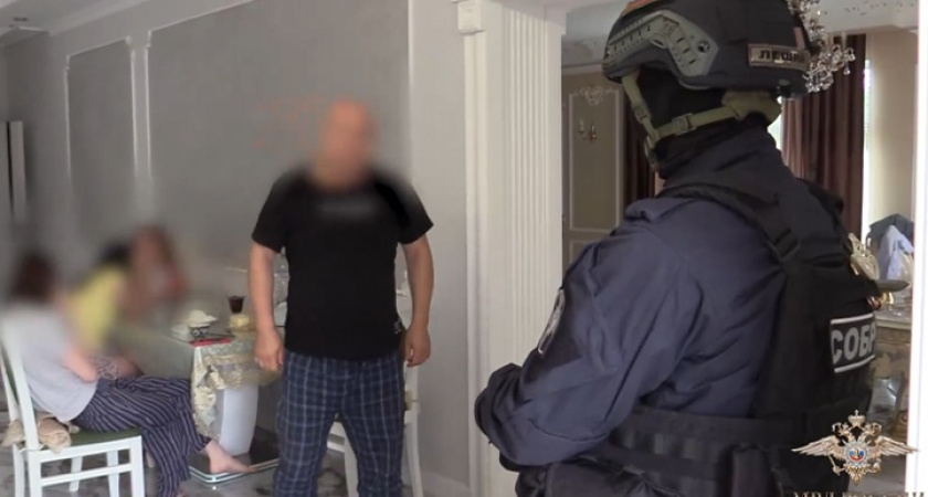 В Волгограде СОБР штурмом взял «дворец миграционной мафии»