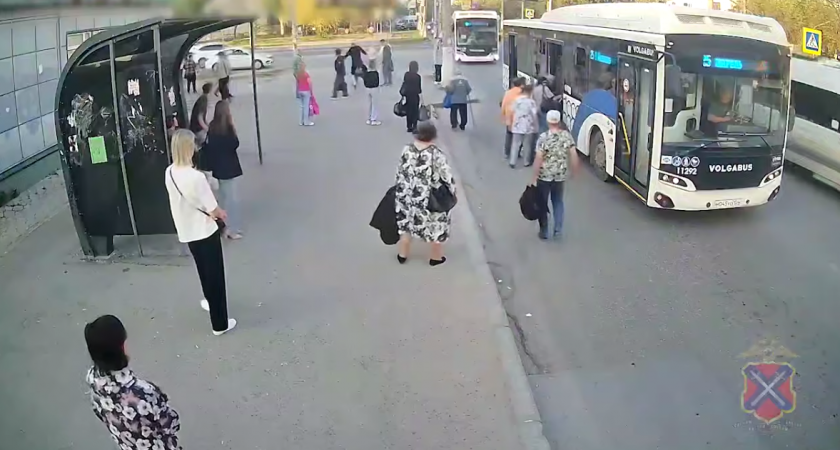 Два молодых волгоградца жестоко избили мужчину на остановке