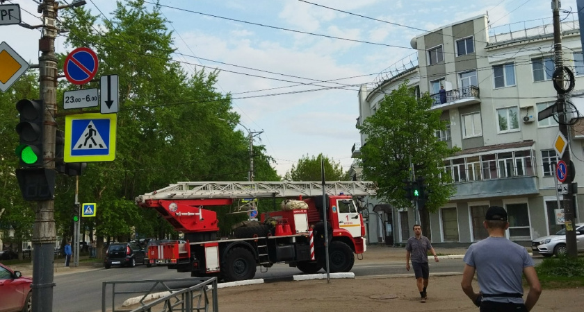 На юге Волгограда горит расселённый дом