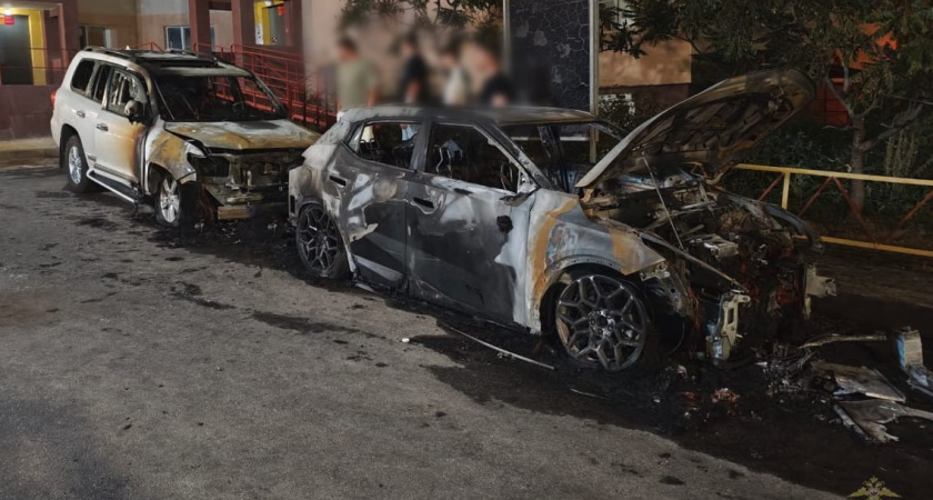 Два автомобиля сгорели ночью в Волгограде
