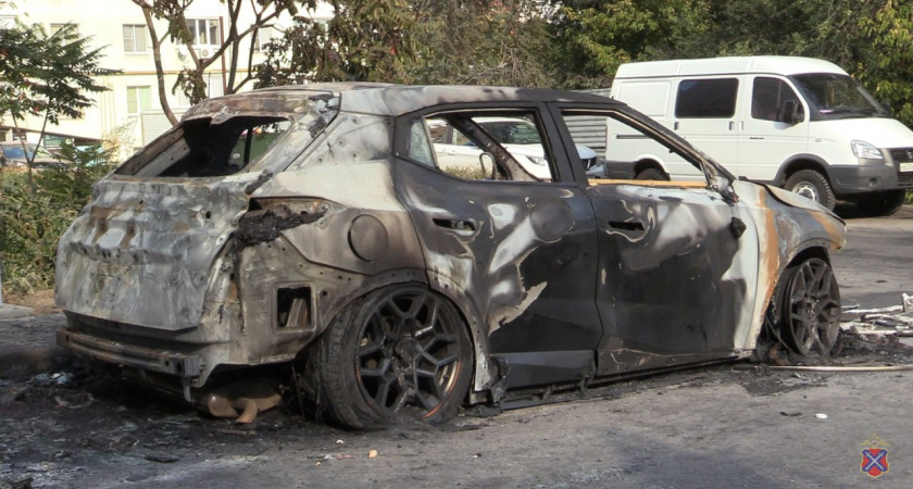 В Волгограде задержали подозреваемую в поджоге двух авто 