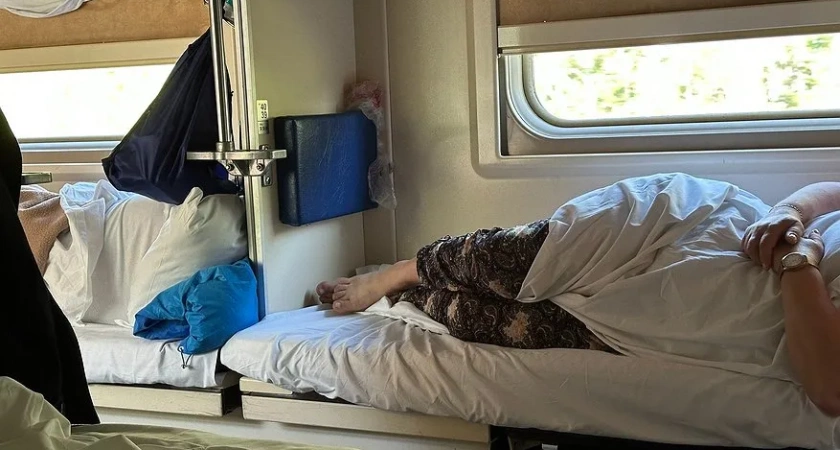 Наглая бабка решила, что возраст — пропуск на нижнюю полку в поезде: пришлось доказывать обратное и огреть ее костылем