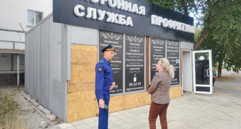 В Волгограде убрали павильон, который закрывал жильцам дома солнце