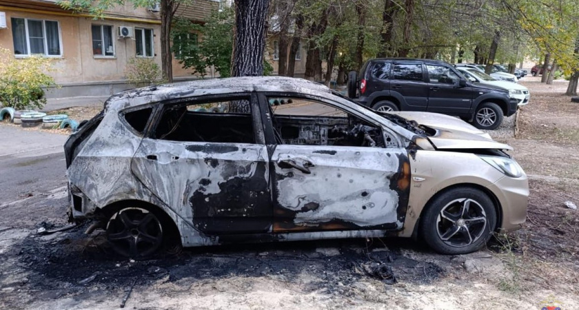  В Волжском полиция завела уголовное дело по факту поджога автомобиля