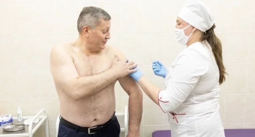 Волгоградский губернатор привился от гриппа