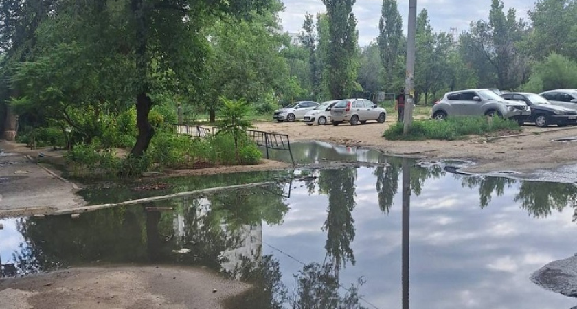 Жители Центрального района Волгограда вторую неделю страдают от фекальных потоков