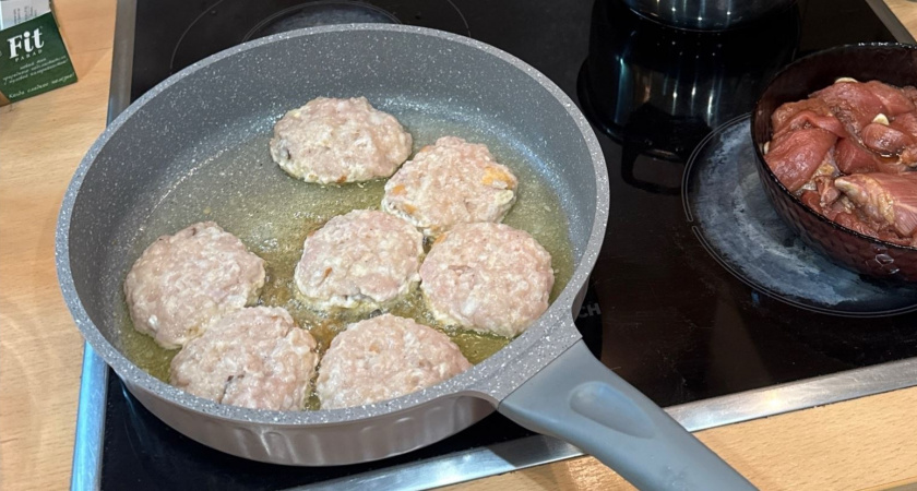 Не сало и не хлеб: что добавить в фарш для сочности и вкуса - котлеты получаются пышнее пуховой перины