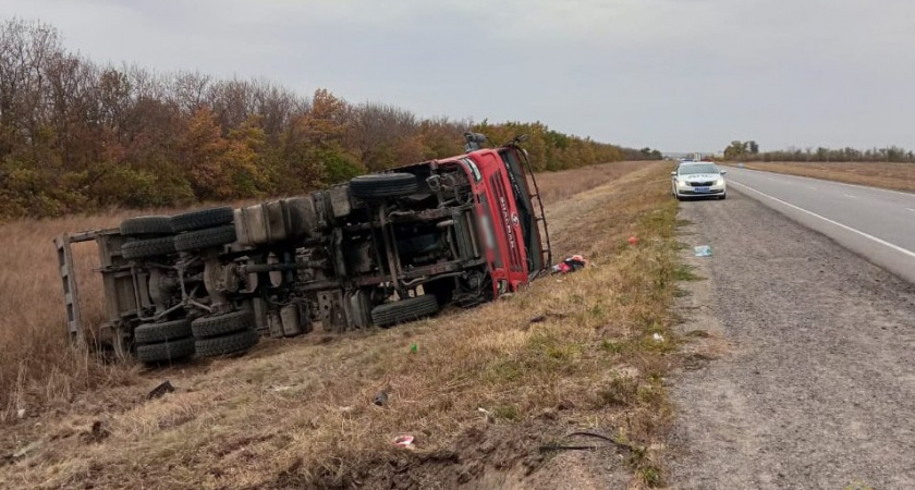 В Волгоградской области пьяный водитель перевернулся на грузовике