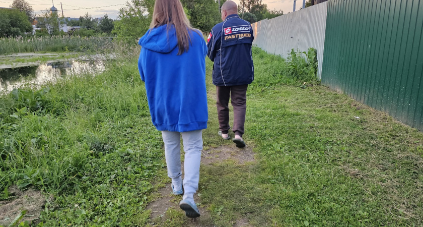 Сосед сдвинул забор на 1 метр, оставив мне кусок - но весной я понял его хитрость - теперь не знаю, как решить проблему