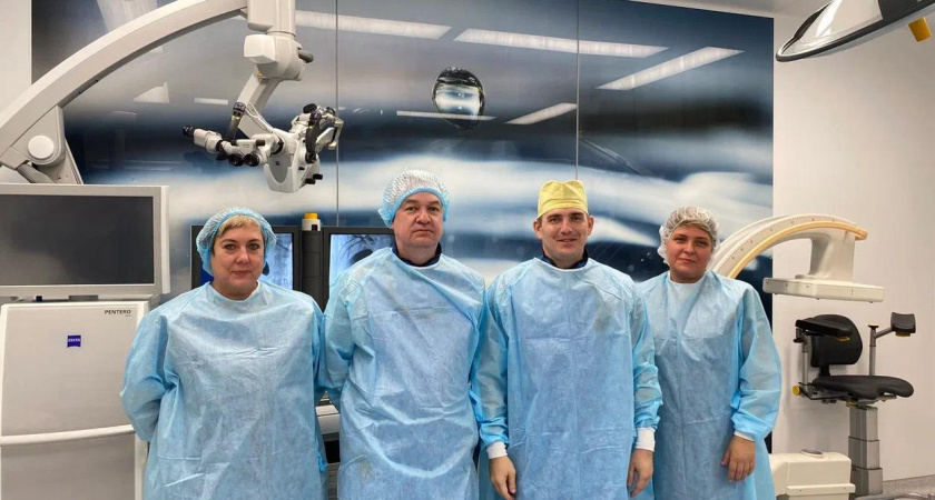 Волгоградские хирурги провели редкую операцию и спасли жизнь 74-летней пациентке