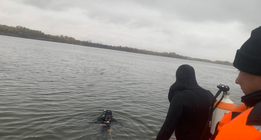  В Волгоградской области водолазы ищут рыбака, выпавшего из лодки