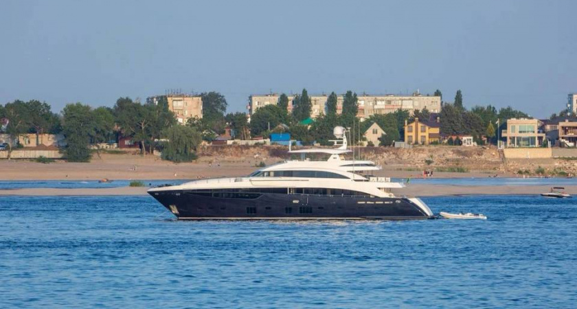 Дорогая гостья: роскошная яхта за 6,5 млн евро вновь прошла мимо Волгограда