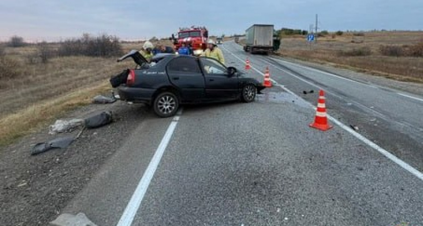 В ДТП с КамАЗом погибли водитель и пассажир легковушки в Волгоградской области