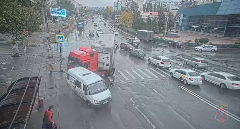 Четыре человека пострадали в ДТП с грузовиком в Волгограде