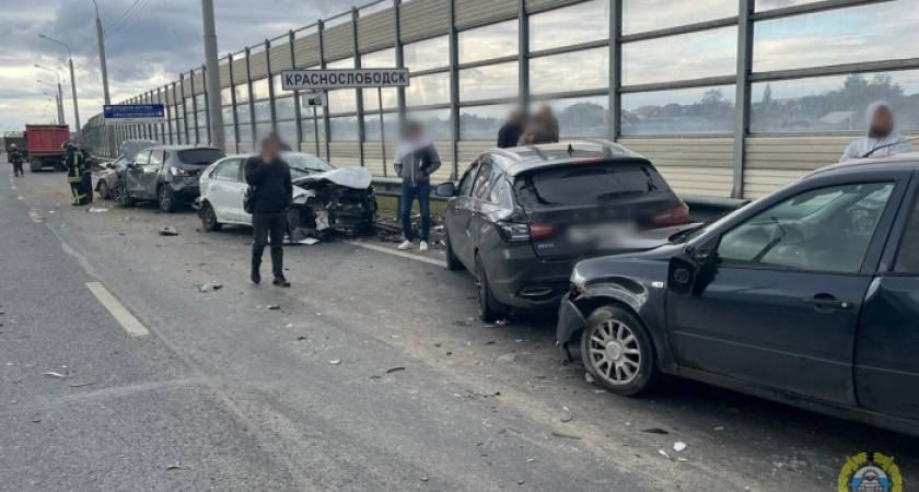 Крупное ДТП на съезде с моста в Краснослободск: столкнулись 10 машин