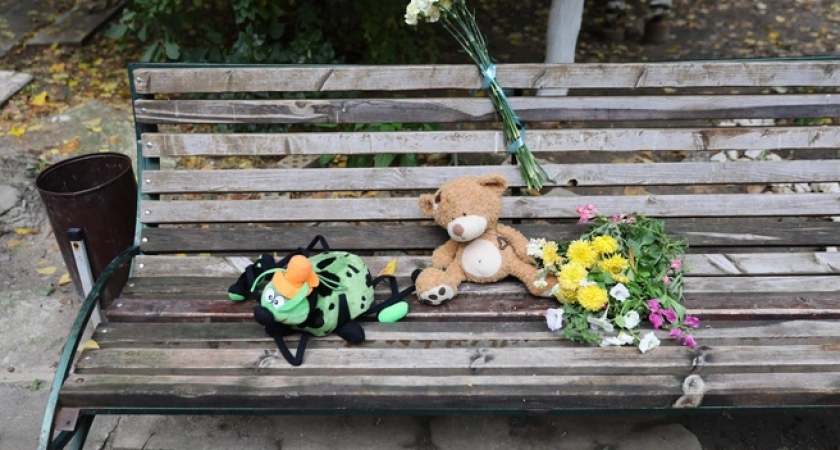 Трагедия в Ангарском: на месте гибели 4-летнего мальчика сделали стихийный мемориал