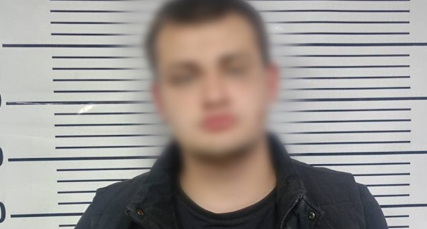 Перепутал этаж и устроил погром: волгоградец задержан за повреждение двери и автомобилей