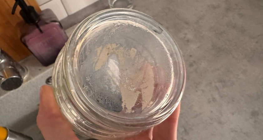 Узнала простой способ убрать слой клея от наклейки с посуды и не только: подругам тоже рассказала