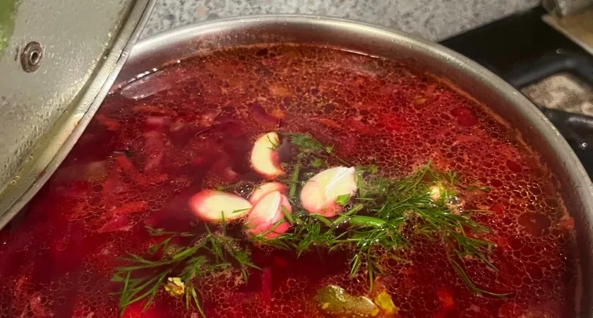 Как варят настоящий борщ, а не суп со свеклой: нашла рецепт в книге 1952 года. Есть 2 нюанса: от них зависит вкус и рубиновый цвет