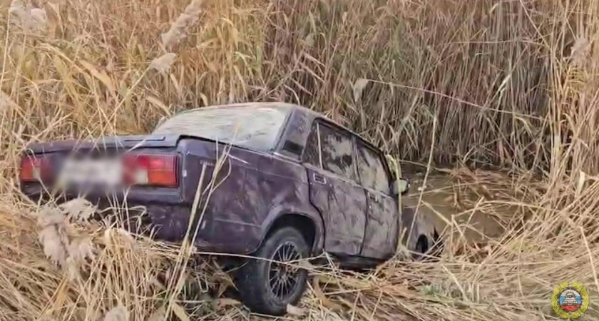 Двое подростков погибли в Волгограде, упав в водоем на автомобиле