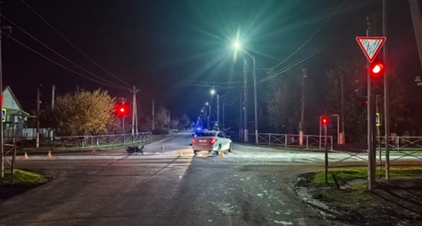 Мотоциклист-бесправник врезался в иномарку в Котельниковском районе