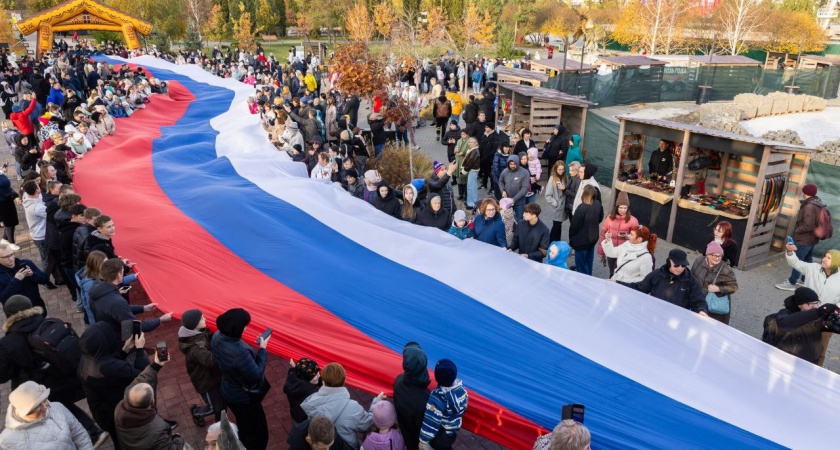 В Волгограде в День народного единства развернули 100-метровый флаг России