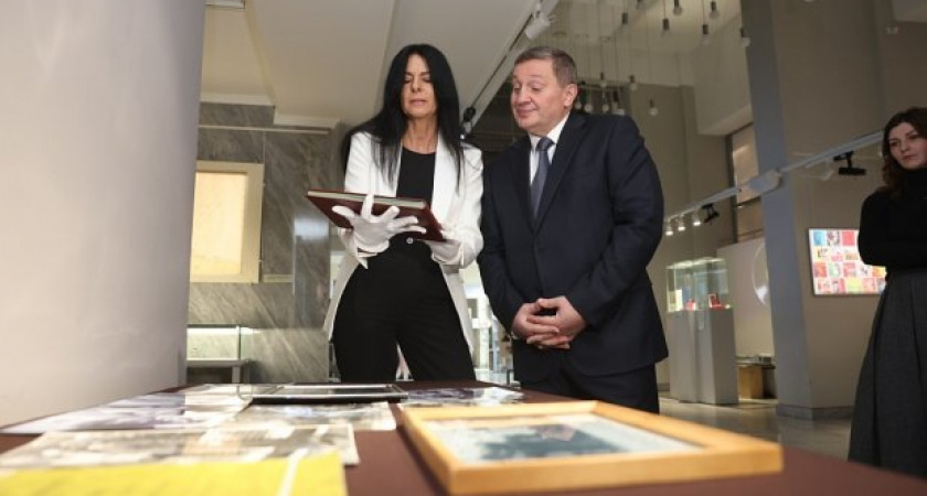 Личные награды Пахмутовой впервые выставлены в Волгограде: какие подарки композитору сделали космонавты