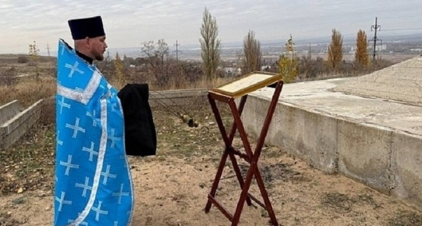 Волгоградский священник объехал с иконой границы города после атаки дронов