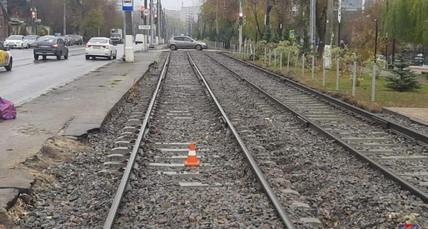 В Волгограде женщина упала на трамвайные рельсы