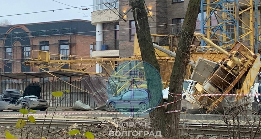 Строительный кран рухнул на автомобили на Двинской в Волгограде
