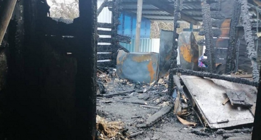  В Еланском районе мать с 12-летним сыном осталась без крова из-за замыкания проводки