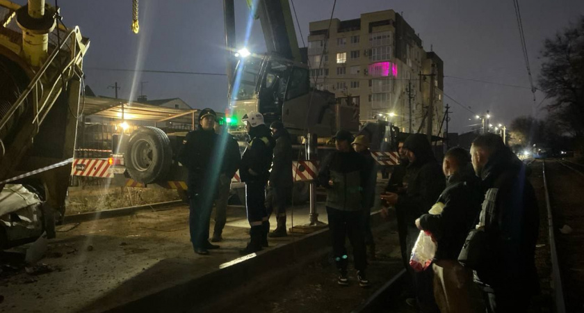 Прокуратура начала проверку после падения крана на Двинской в Волгограде