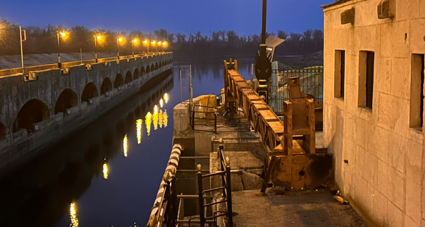 Слесарь упал с волгоградского шлюза в Красноармейском районе