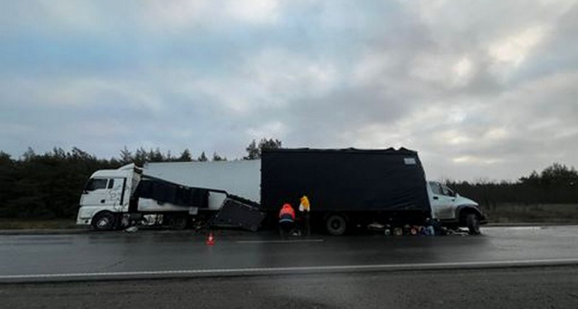 В Иловлинском районе один человек попал в больницу после столкновения фургона и фуры