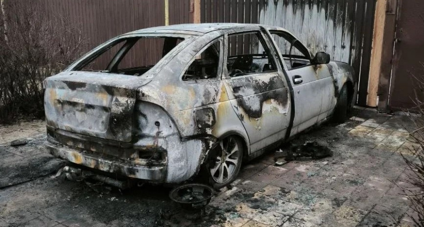 Камеры наблюдения помогли раскрыть поджог «Приоры» в Дубовке